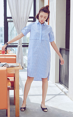 十分清新的一款格子衬衫裙哦，蓝白色十分清爽，宽松休闲的版型好好穿，搭配金属头方头平底鞋很时尚