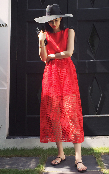 超美的红色连衣裙，可购买两件套，内里为简约背心连衣裙，外层可罩一件长款蕾丝半身裙，非常的亮眼迷人，优雅气质。