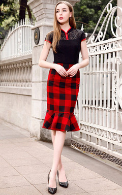 唯美浪漫的一款蕾丝衫，领口和袖口红色包边设计，彰显时尚品味，搭配格纹鱼尾裙，女人味十足！