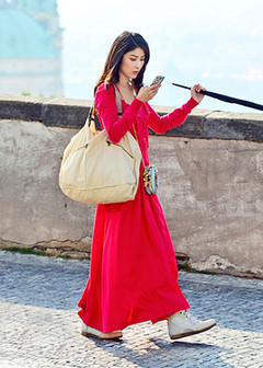 陈慧琳出演的电影《盗马记》很是精彩，在剧里搭配陈慧琳的红色套装，非常好看，针织外套与连衣裙混搭，很大牌显气质！
