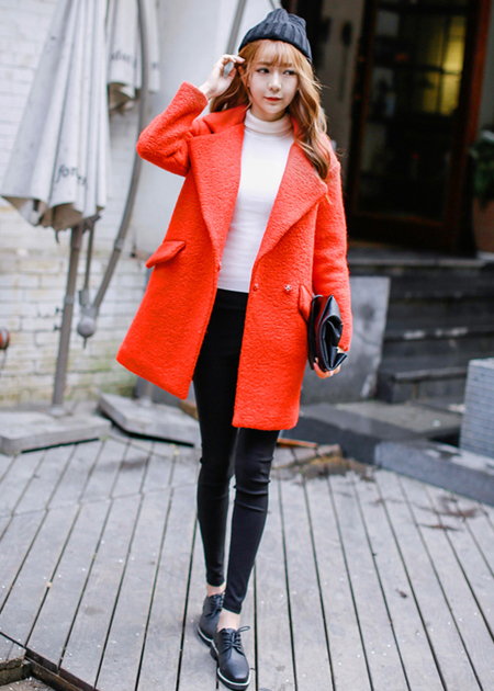 鲜艳的大红色外套，给这个冬季带来温暖的视觉享受，搭配一件黑色的休闲裤，一双绑带鞋子，任何身材的MM都可以轻松驾驭的哦！