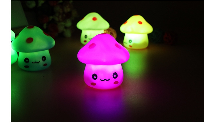 夜市地推小礼物卡通饰品创意小商品蘑菇发光七彩灯饰活动女生。