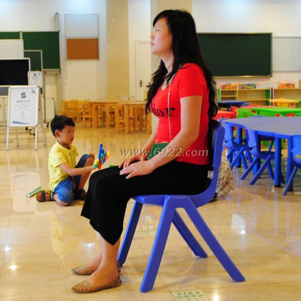 华奇玩具豪华型中学生塑料椅 大学学校课桌椅 小学教室儿童靠背椅