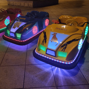 新品双人亲子电动碰碰车广场疯狂赛车儿童发光电瓶车游乐设备