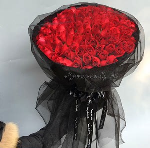 99朵红玫瑰花束图片
