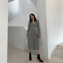 飒纳2qr20春装新wg灰色气质设计感v领收腰中长式显瘦连衣裙女