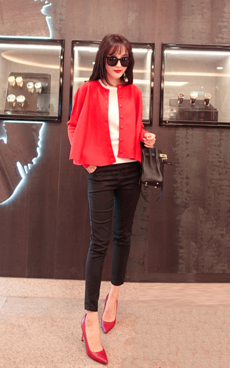 女性酒红色皮鞋子怎么搭配