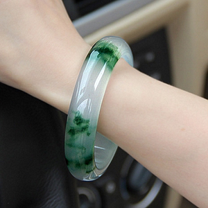天然 span class=h>玉石 /span>翡翠色飘花绿手镯女士款玉 span class