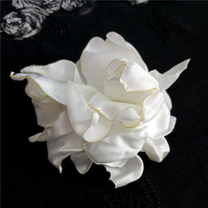 白色胸花布艺图片