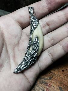 金钱豹牙镶嵌包手工银雕蜡爪子钩子狼牙虎牙 span class=h>熊牙 /span