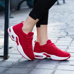 红色运动鞋搭配图片女图片