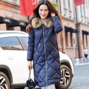 鸭鸭正品店2017冬装新款女装大毛领加厚条纹羽绒服长款处理潮外套