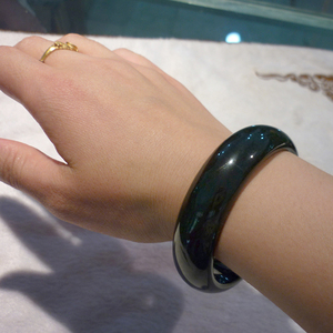 class=h>天然 /span> span class=h>墨绿 /span>色玉石女款青玉镯子