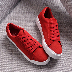 低帮红色运动鞋图片