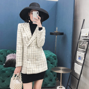 白色格子西服图片