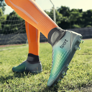 足球鞋人造草坪图片