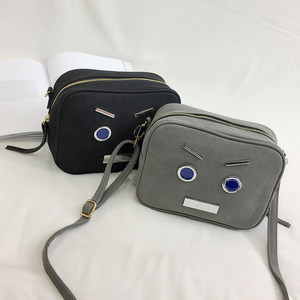 手提囧脸包图片