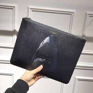 givenchy 纪梵希 18春夏 新款鲨鱼印花手包手拿包30cm ￥ 2,094.