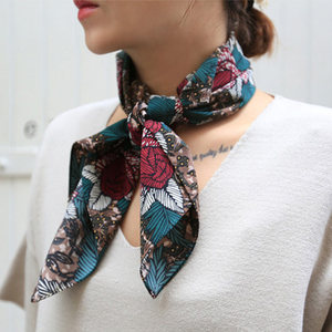 class=h>玫瑰 /span>花 span class=h>印花 /span>小方巾时尚条纹墨绿