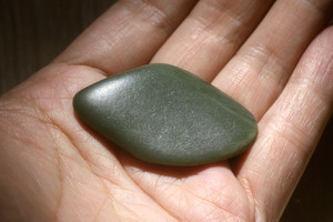 肉质一细油性好天然玉牌型精品新疆和田玉沙枣青籽料原石20.65克