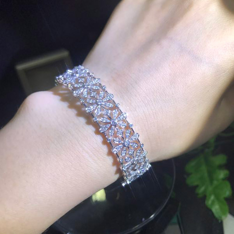 伟德国际老铺黄金为啥坪效可比肩卡地亚？还有什么差距？