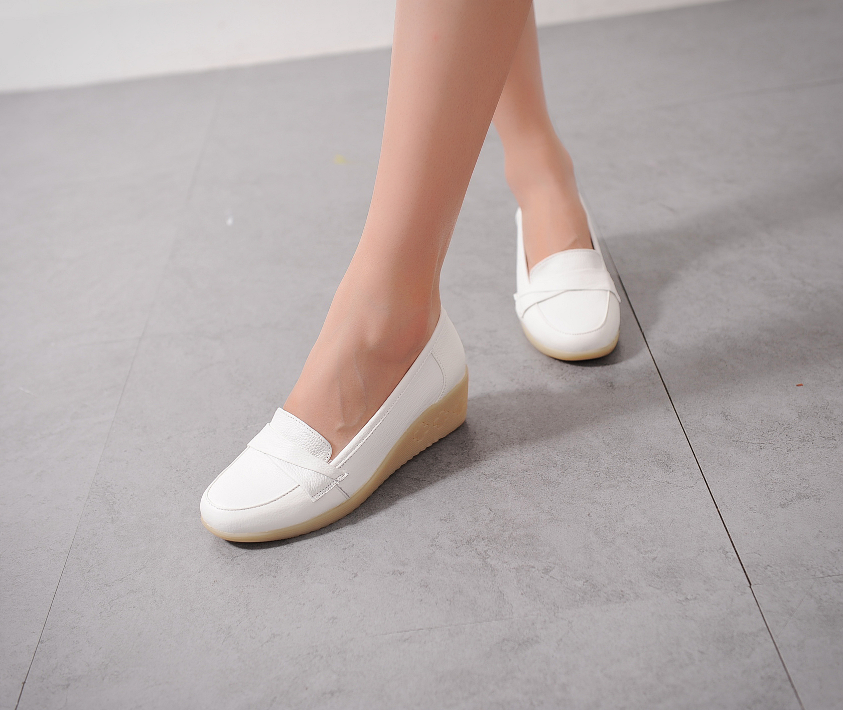 米奥里春夏季护士鞋白色真皮坡跟牛筋底透气单鞋妈妈鞋33-41码